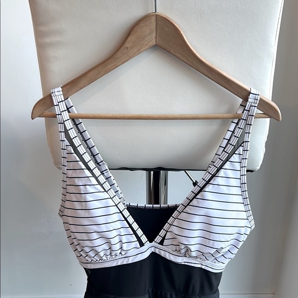 Striped V-neck tummy control one piece monokini with sheer mesh high waist. - Picture 11 of 16